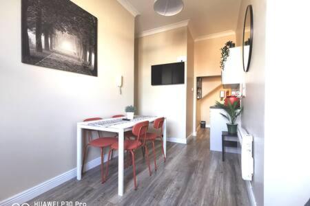 Cosy Apartment near OConnell ST RELIABLE FAST WIFI