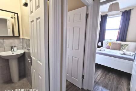 Cosy Apartment near OConnell ST RELIABLE FAST WIFI