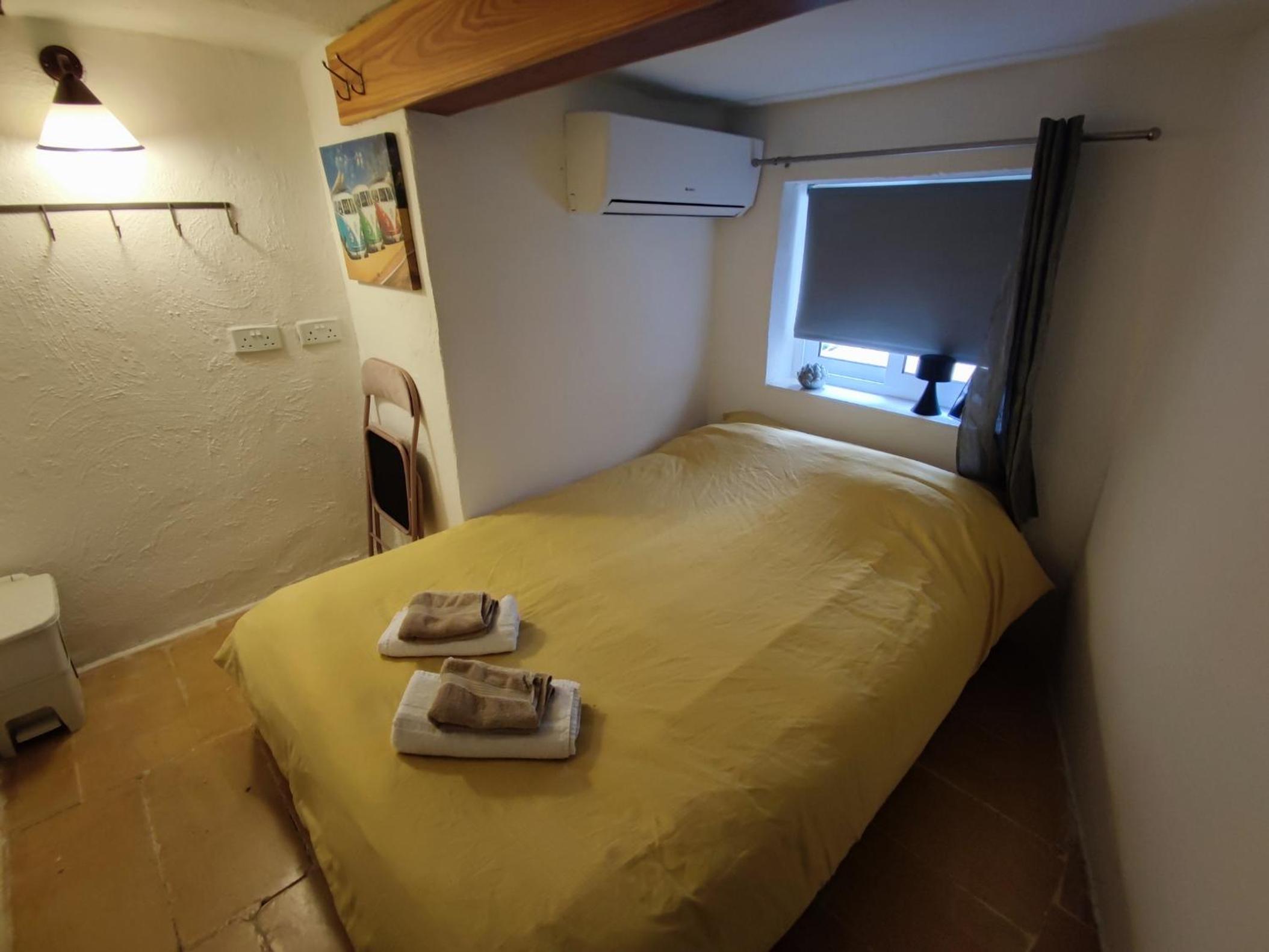 Cosy bedroom in a shared Maltese townhouse photo 4