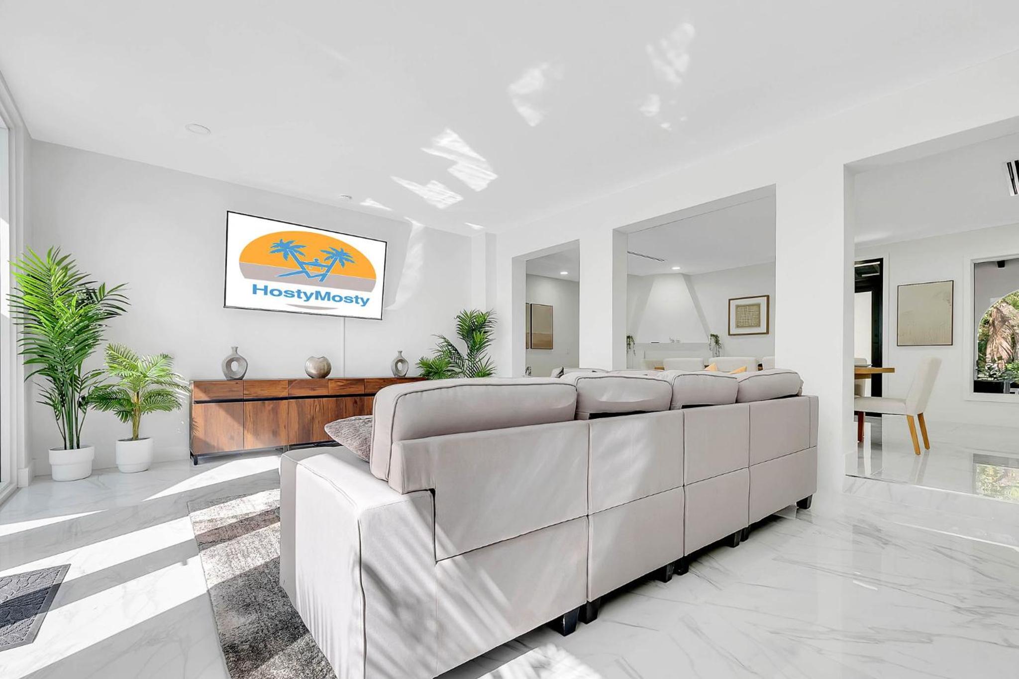 Villa Tropicale Stunning 4 Bedroom 4 Bath Home with Pool and BBQ