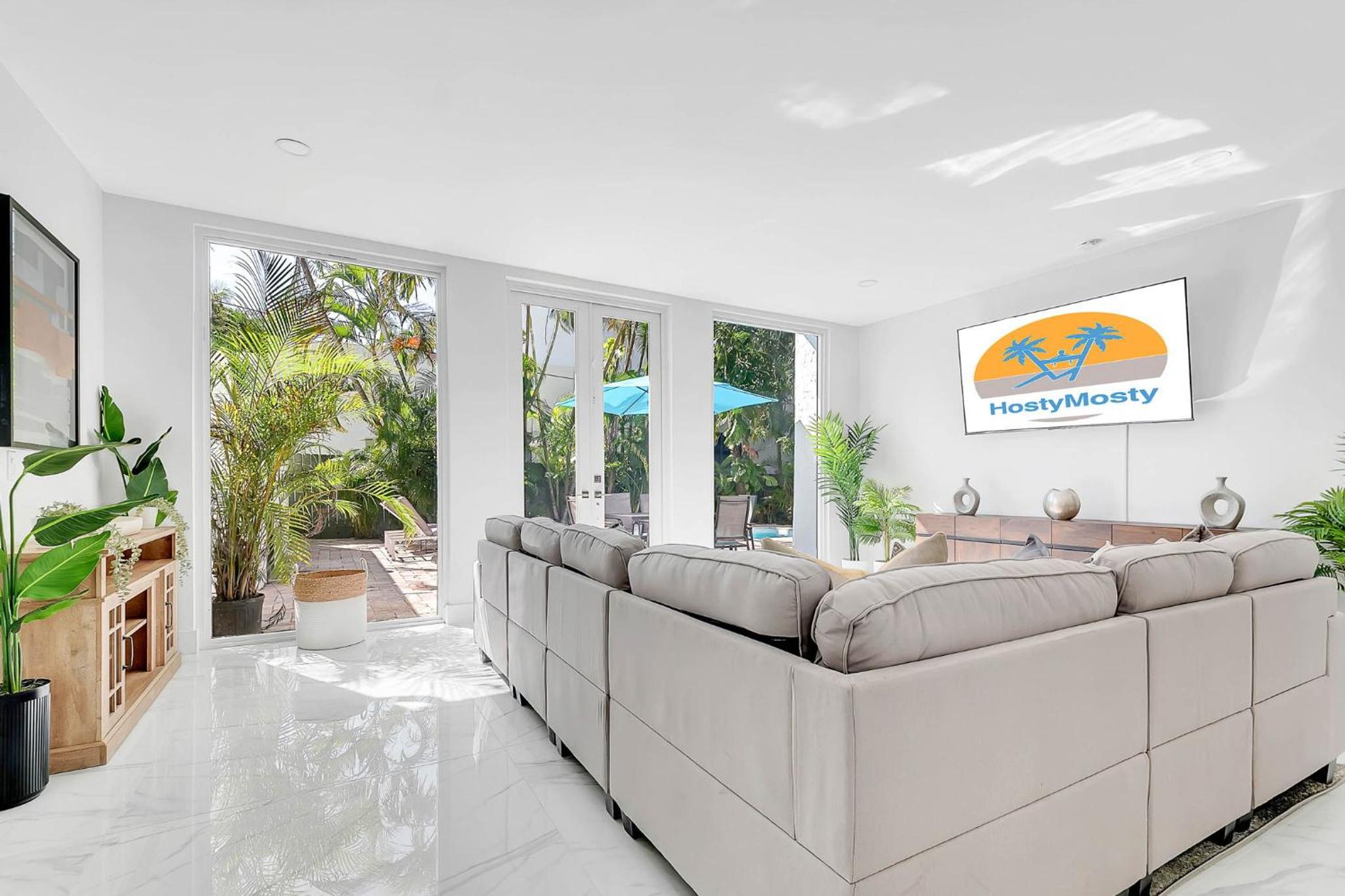 Villa Tropicale Stunning 4 Bedroom 4 Bath Home with Pool and BBQ