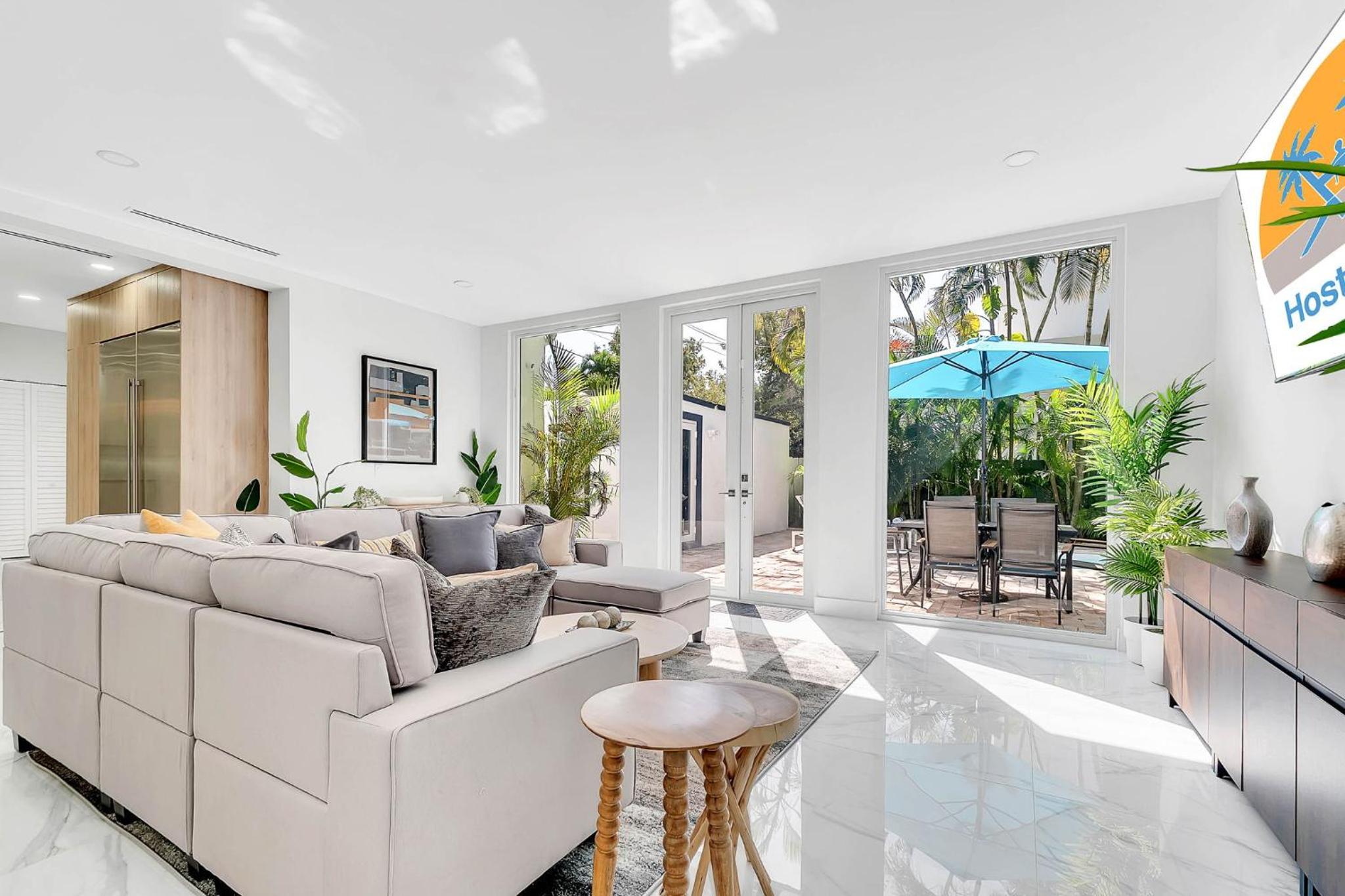 Villa Tropicale Stunning 4 Bedroom 4 Bath Home with Pool and BBQ
