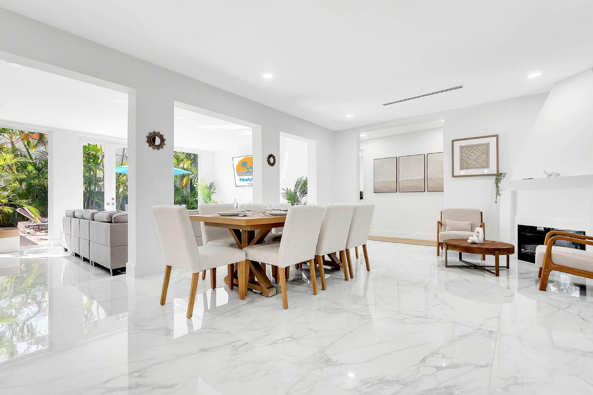 Villa Tropicale Stunning 4 Bedroom 4 Bath Home with Pool and BBQ
