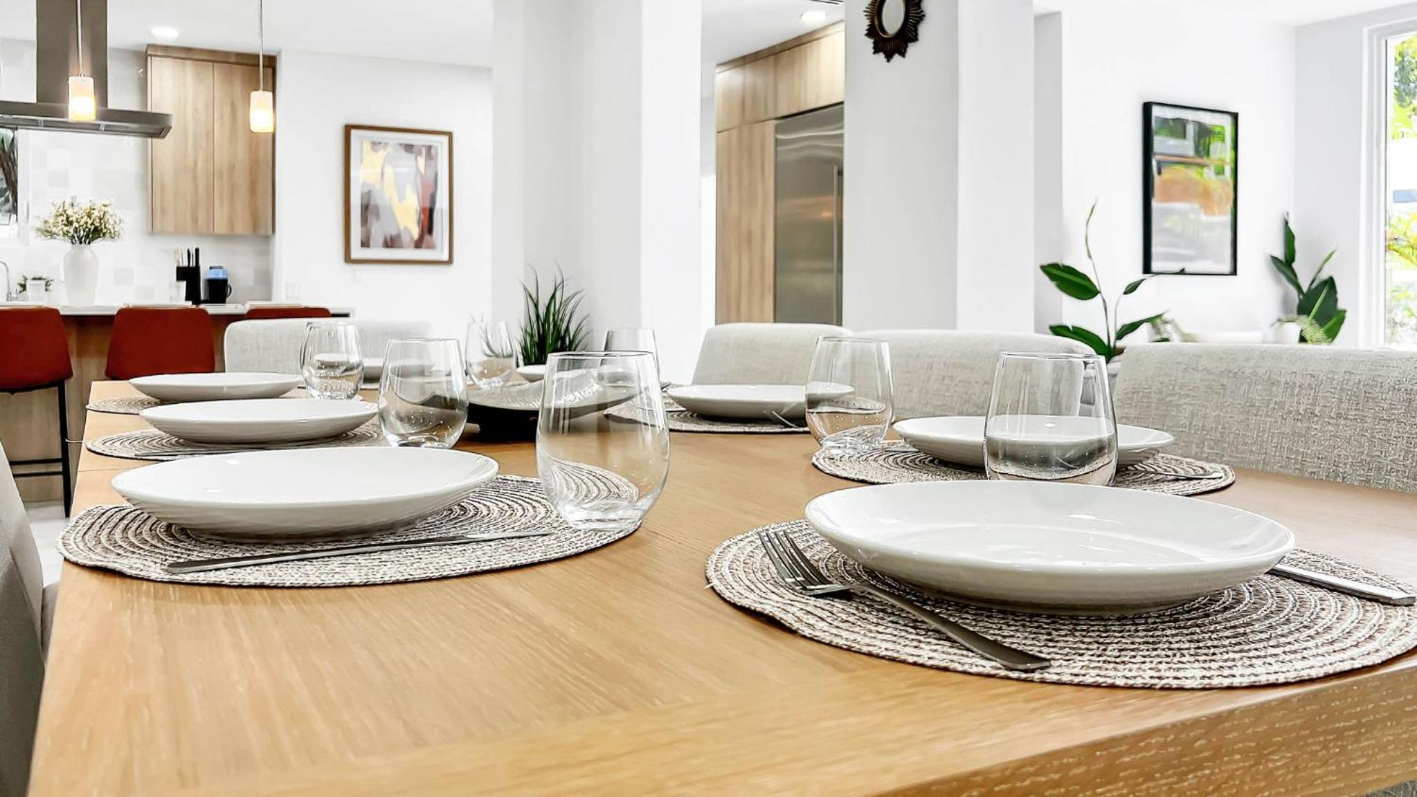 Villa Tropicale Stunning 4 Bedroom 4 Bath Home with Pool and BBQ
