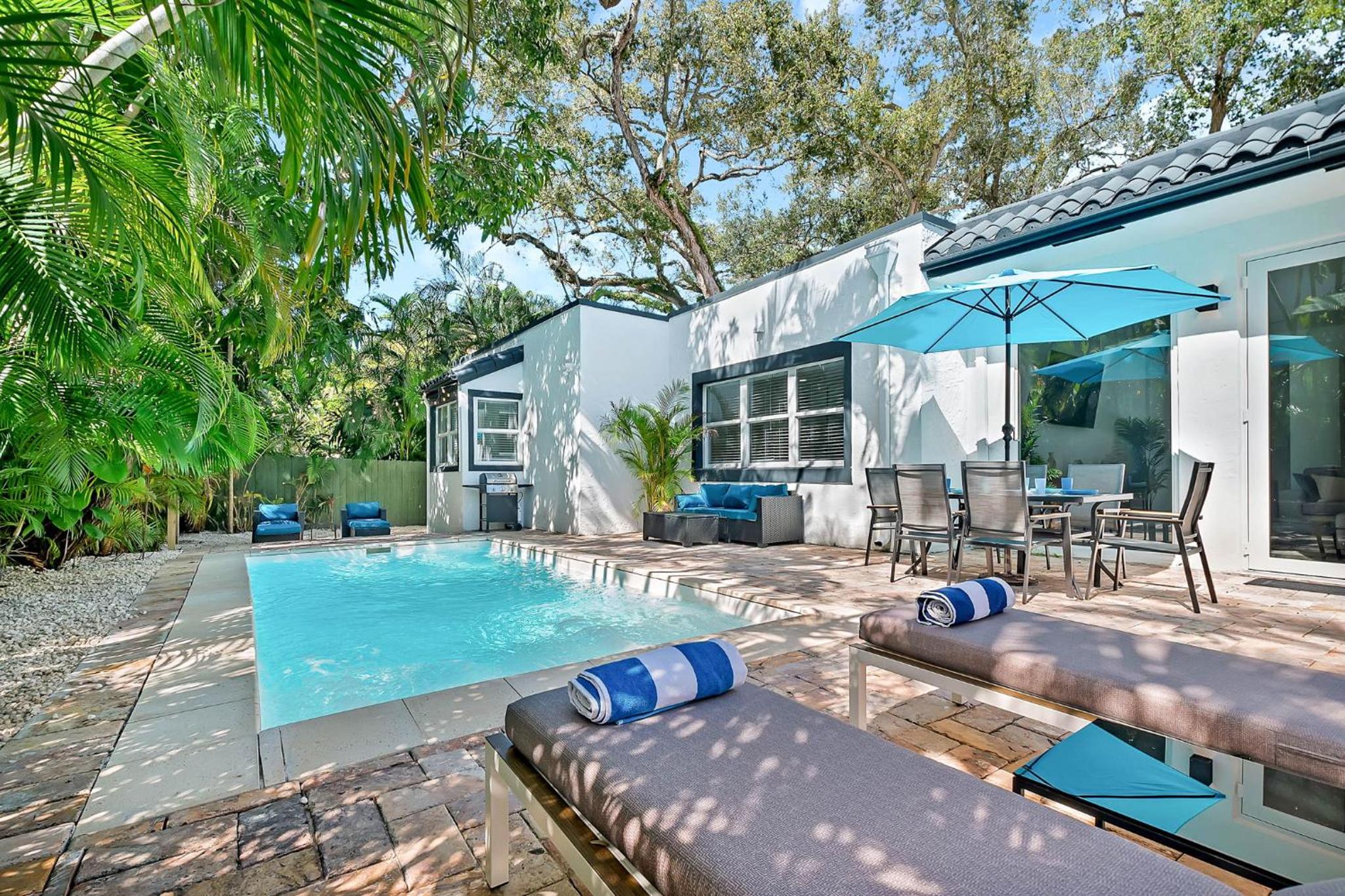 Villa Tropicale Stunning 4 Bedroom 4 Bath Home with Pool and BBQ