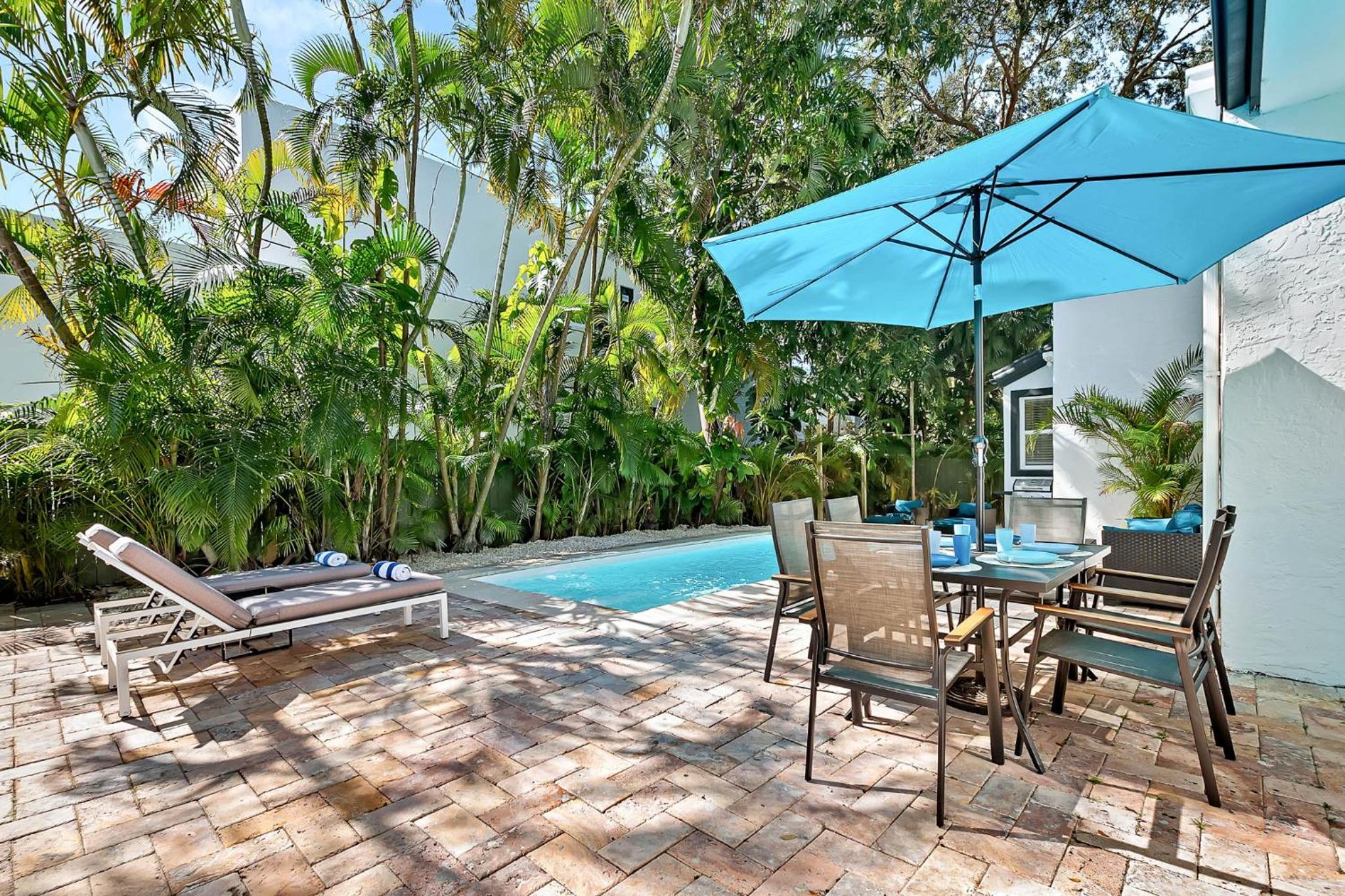 Villa Tropicale Stunning 4 Bedroom 4 Bath Home with Pool and BBQ