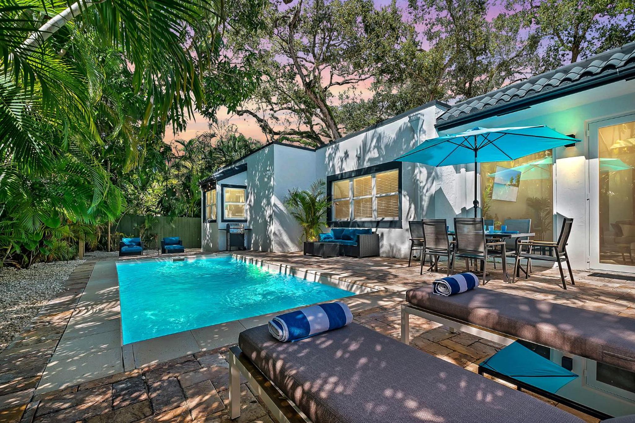 Villa Tropicale Stunning 4 Bedroom 4 Bath Home with Pool and BBQ