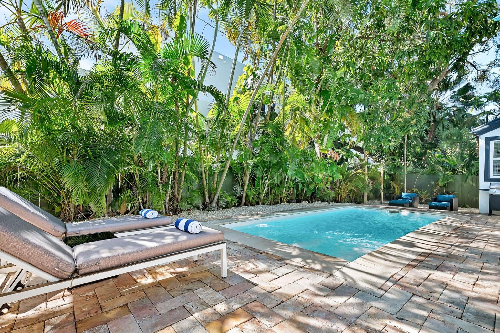 Villa Tropicale Stunning 4 Bedroom 4 Bath Home with Pool and BBQ