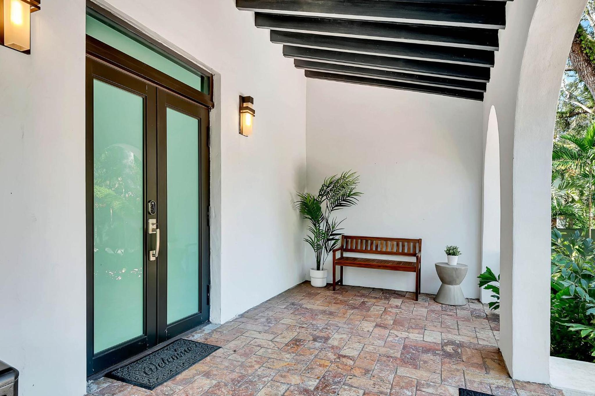Villa Tropicale Stunning 4 Bedroom 4 Bath Home with Pool and BBQ