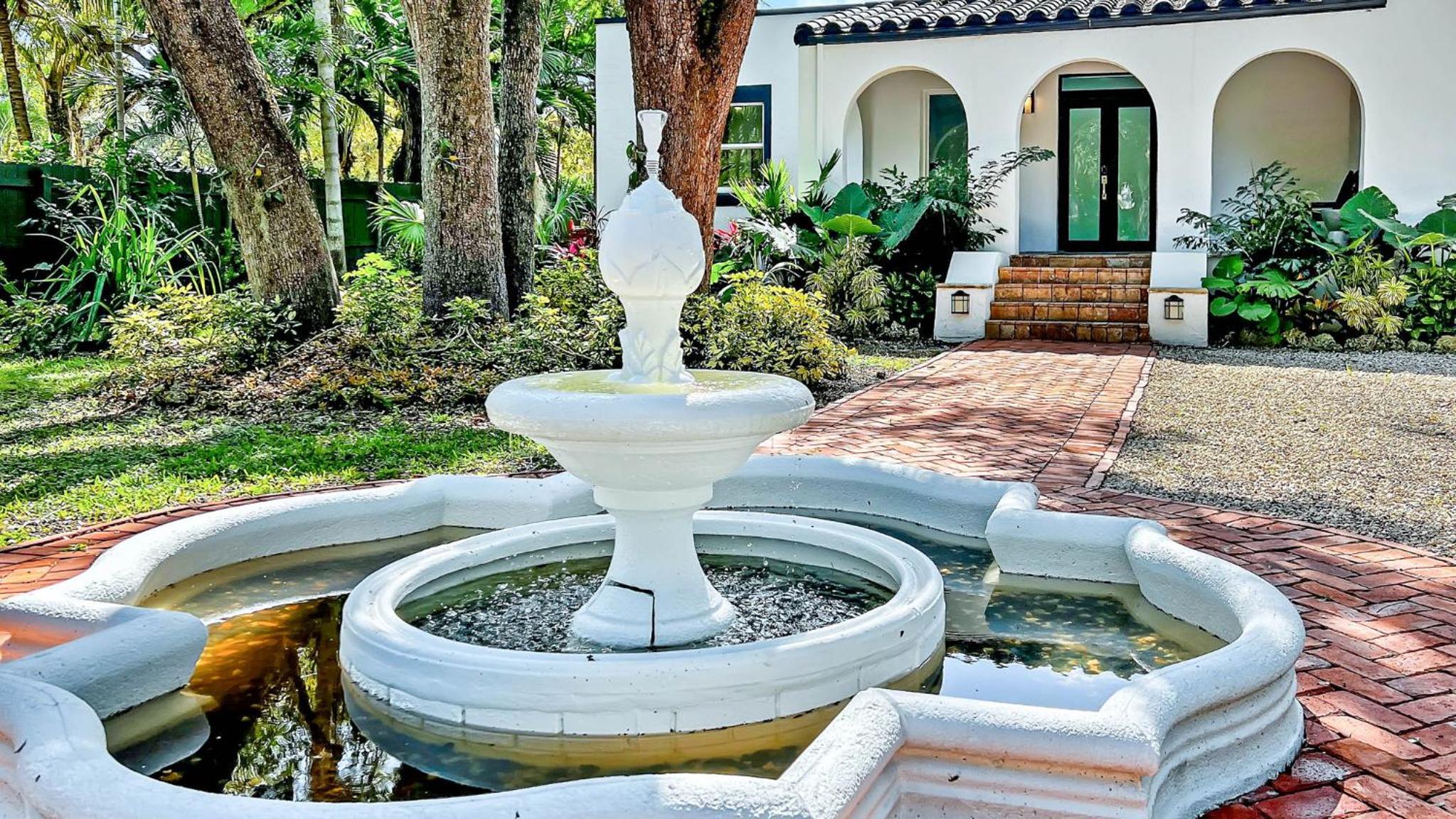 Villa Tropicale Stunning 4 Bedroom 4 Bath Home with Pool and BBQ