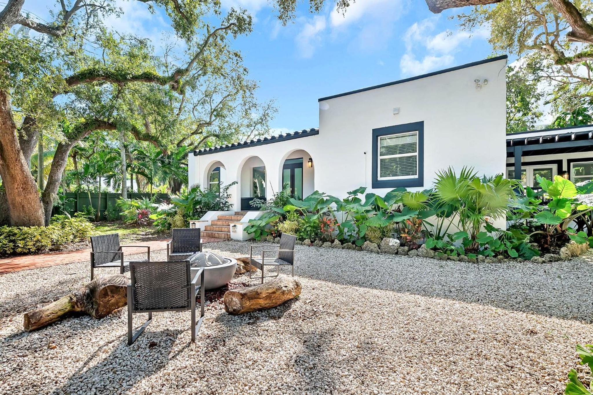 Villa Tropicale Stunning 4 Bedroom 4 Bath Home with Pool and BBQ