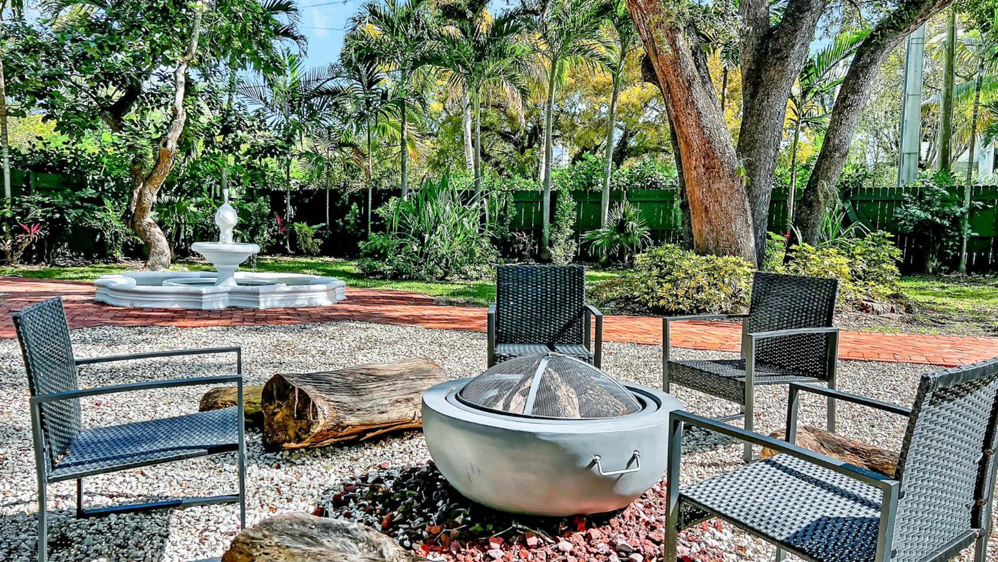 Villa Tropicale Stunning 4 Bedroom 4 Bath Home with Pool and BBQ