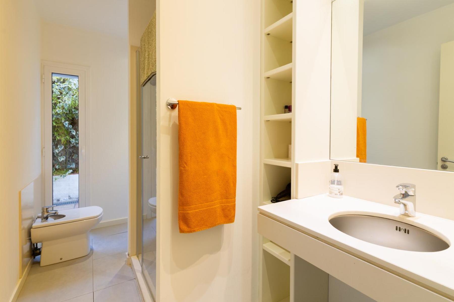 Sitges Suites en Sitges — bathroom