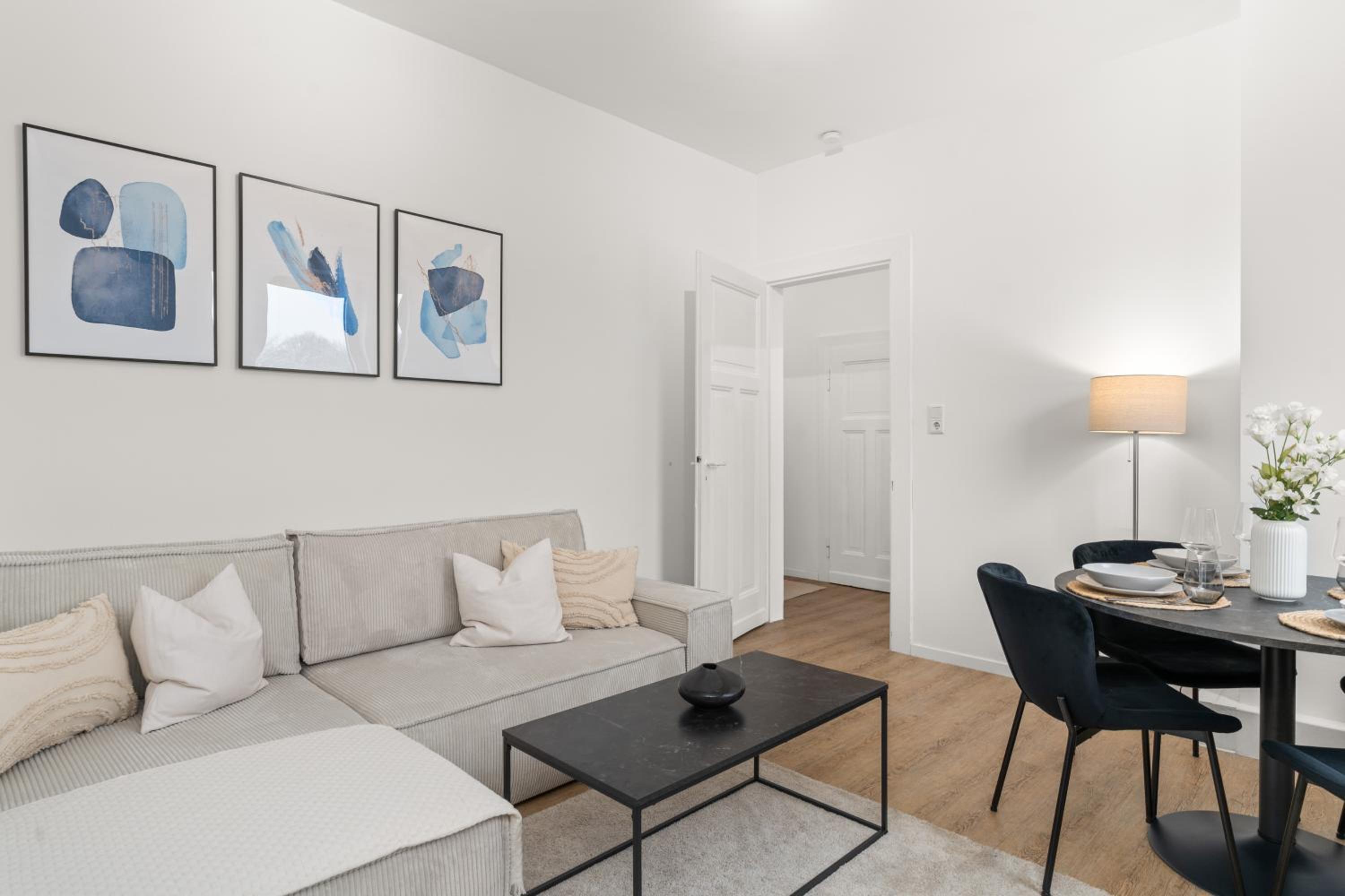 SHINY HOMES - Elegant City Apartments