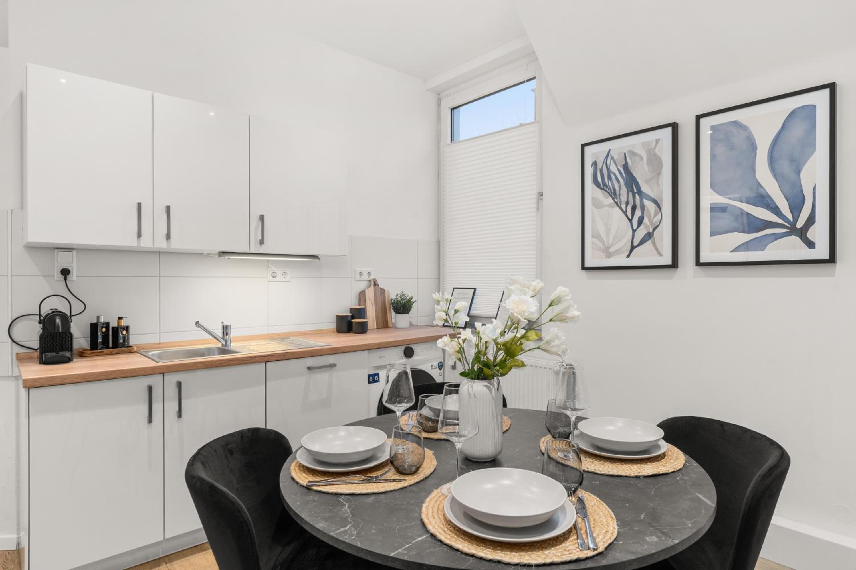 SHINY HOMES - Elegant City Apartments