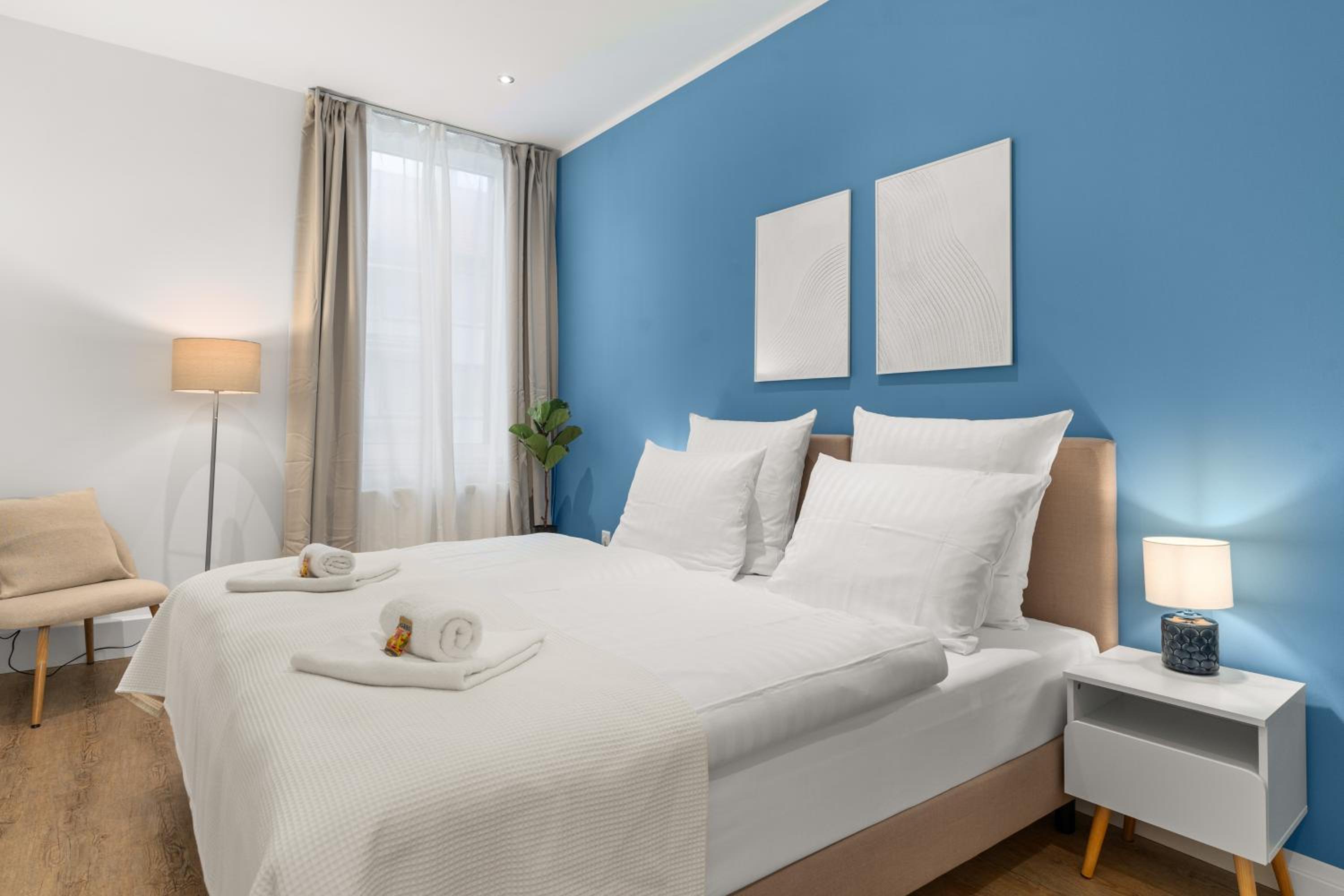 SHINY HOMES - Elegant City Apartments