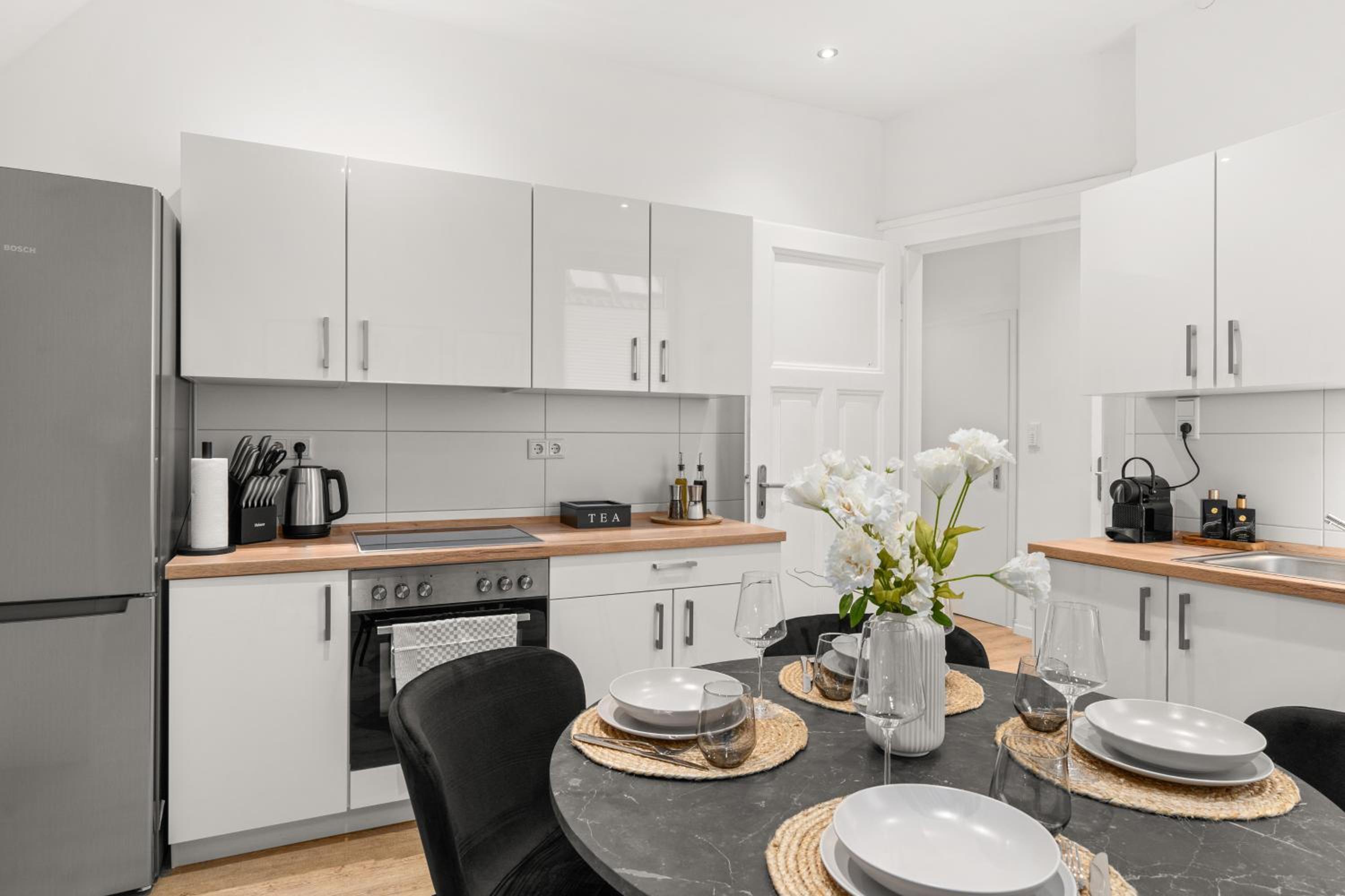 SHINY HOMES - Elegant City Apartments