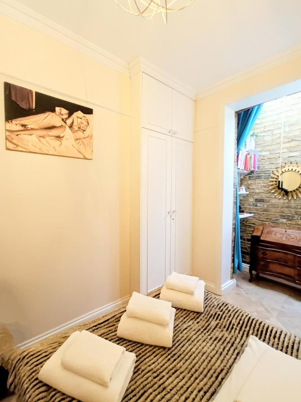 Spacious flat with a garden near tube, train, Thames and the city center