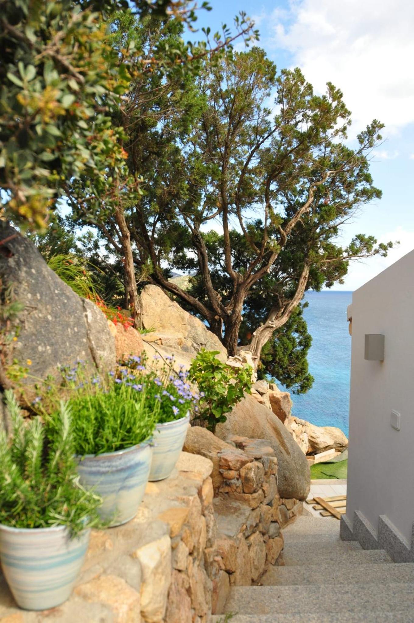 BeLocations - Villa and Beach On The Rocks view 2