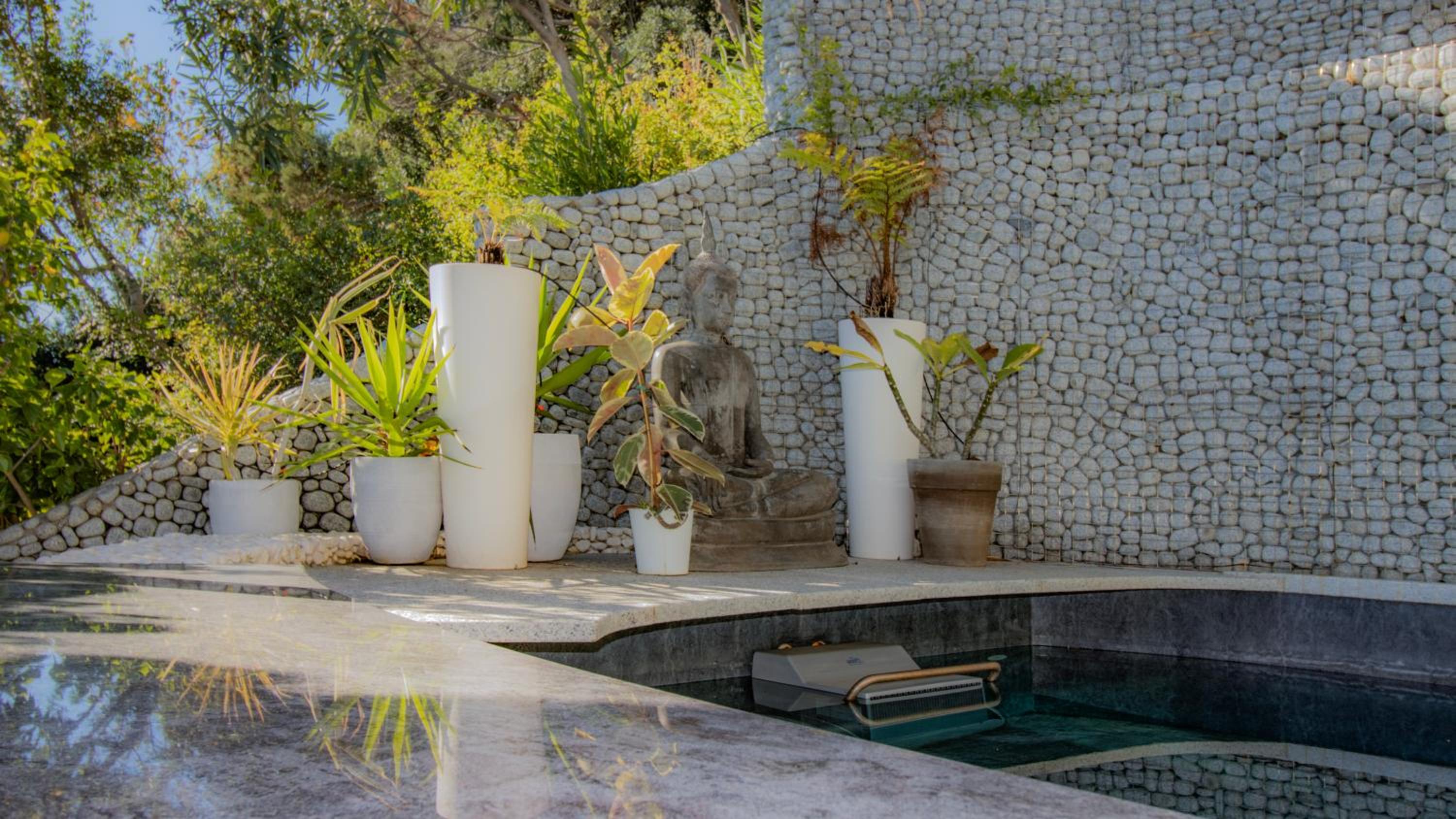 BeLocations - Villa and Beach On The Rocks view 4