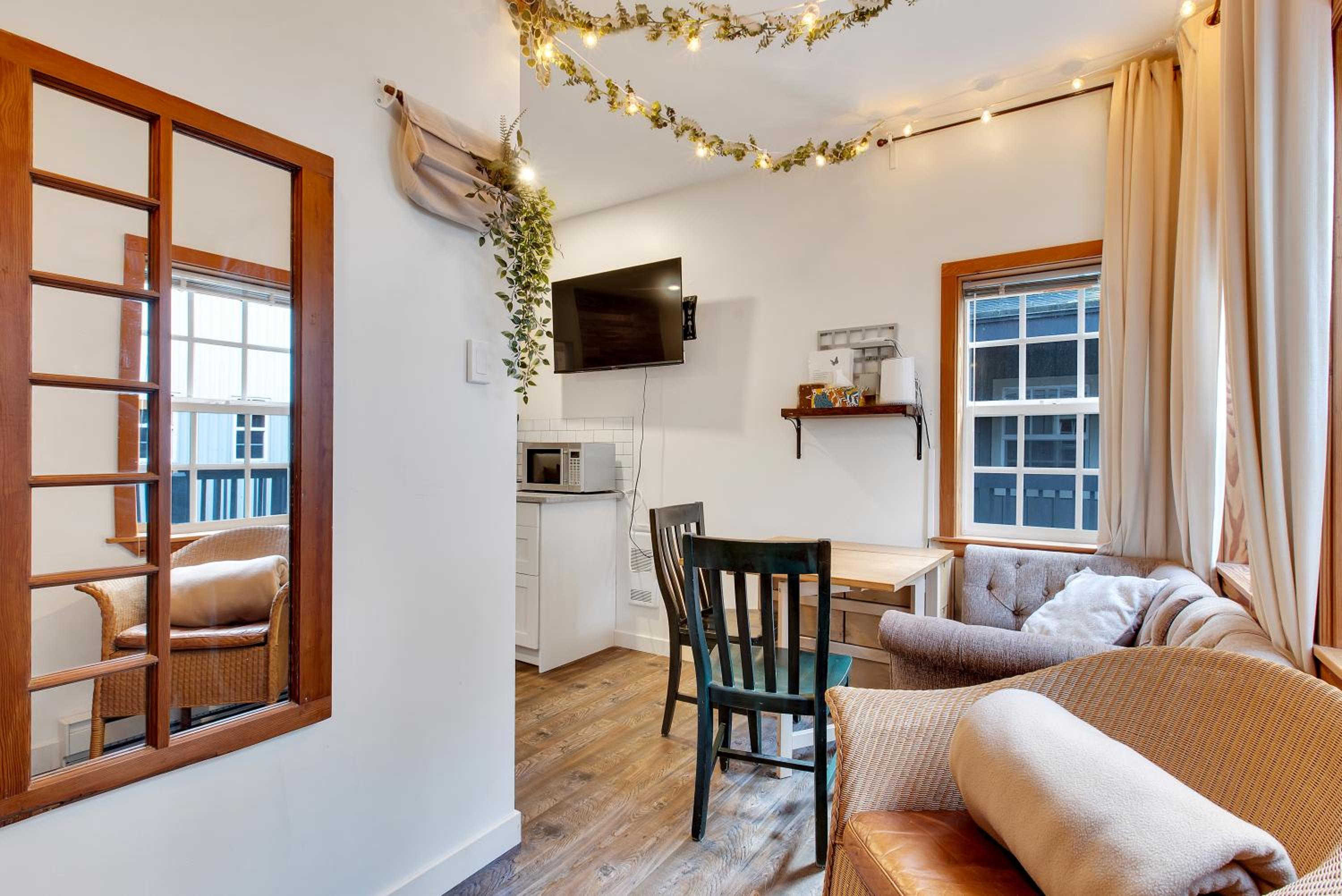 Grey Whale, Pet Friendly Studio at The Beach