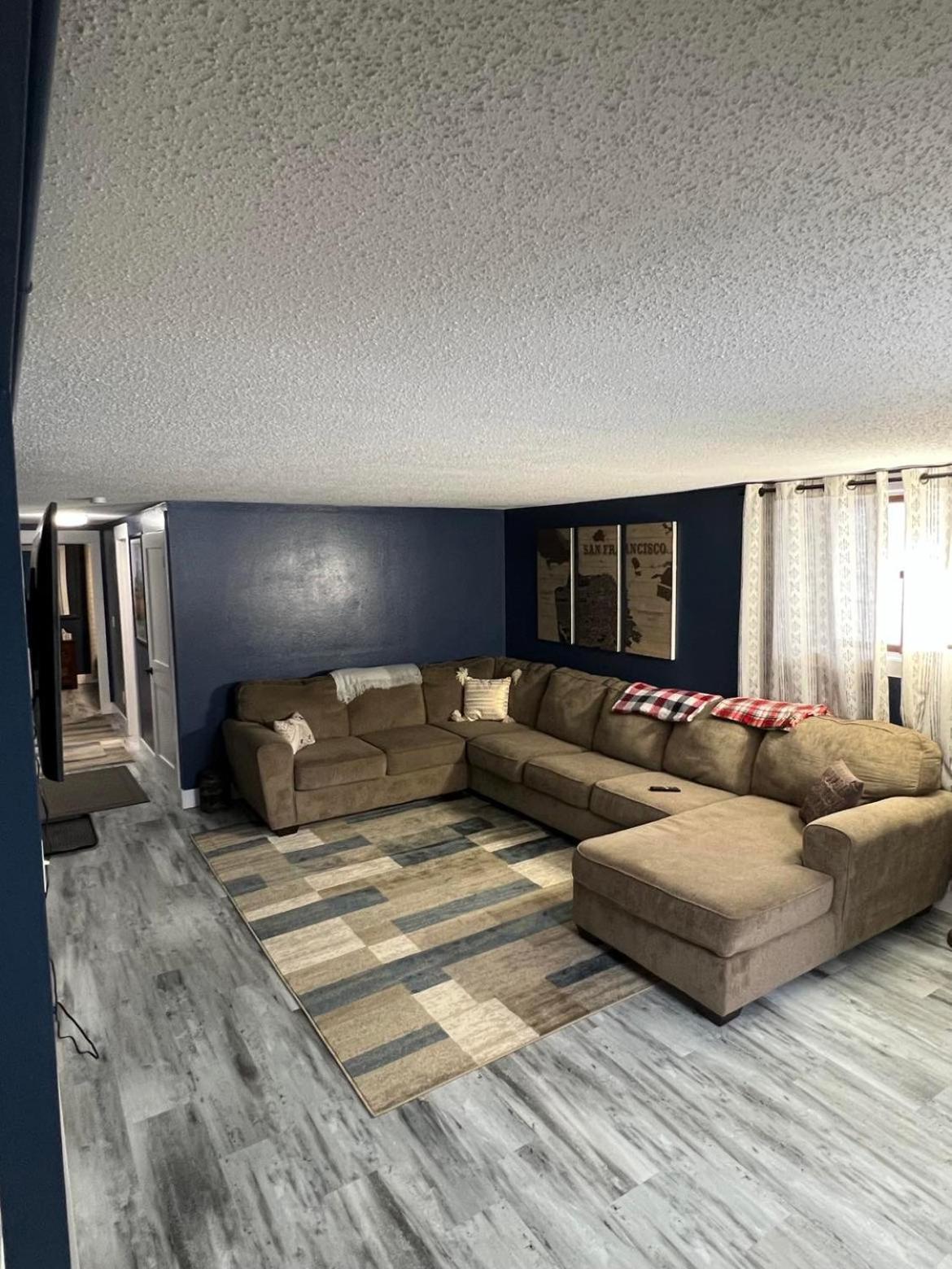 Hotel Entire level just off Interstate, free breakfast - Image 1