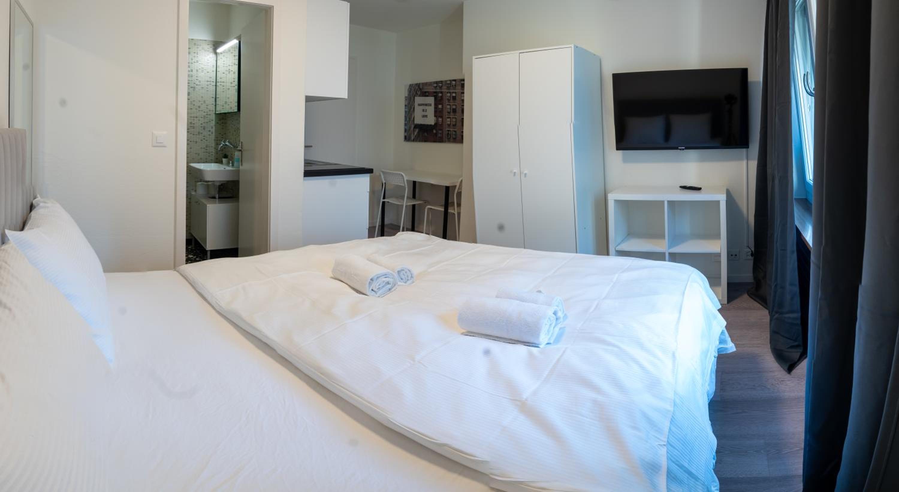 Urban Oasis with Queen Bed and View BE-13