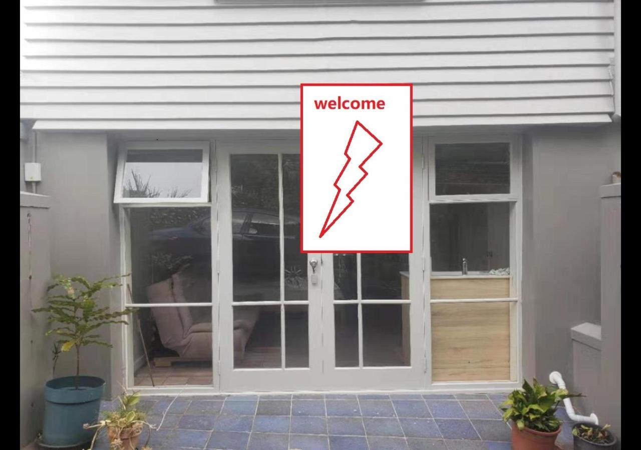 1 Queen Bed and 1 Sofa Bed, Studio B, 25 Glenfell Place, Epsom, Auckland view 2