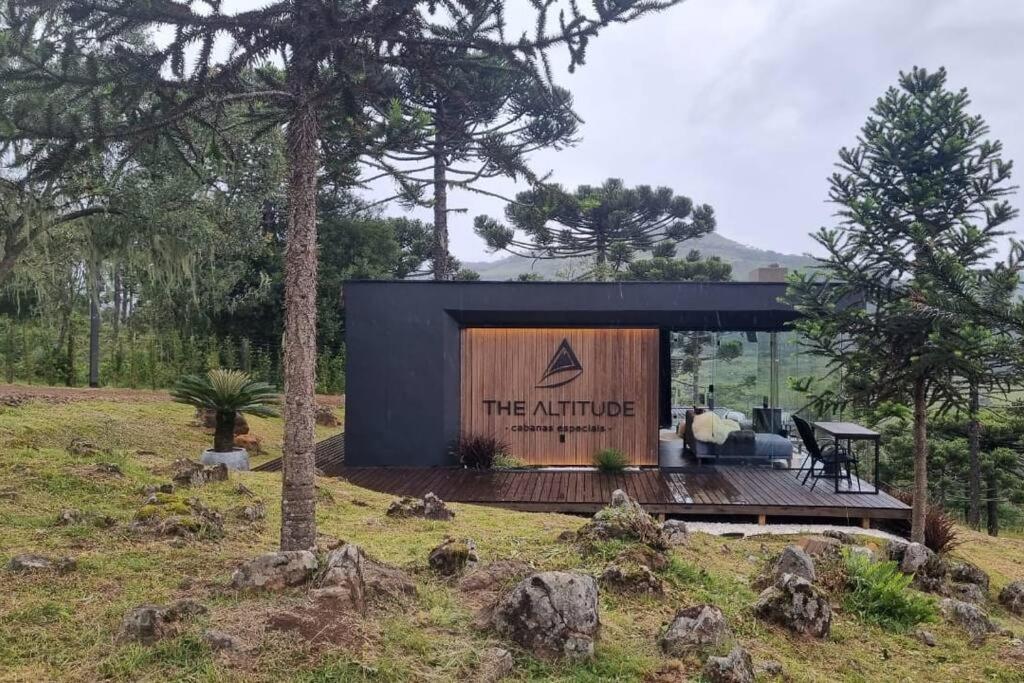 Cabana Requintada em Meio as Montanhas