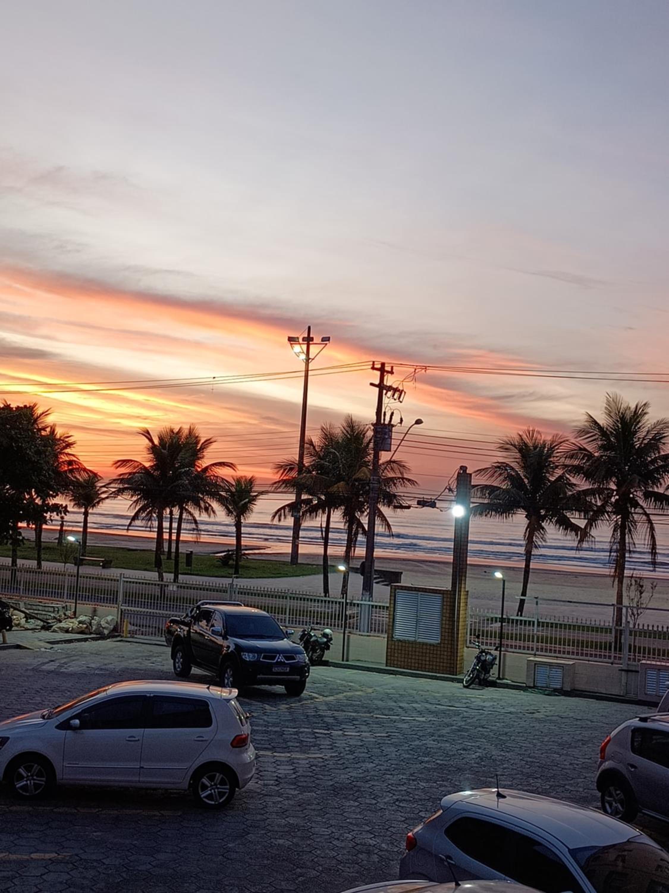 Kitnet frente pro mar em Vila Caiçara, portaria 24 hs e wifi