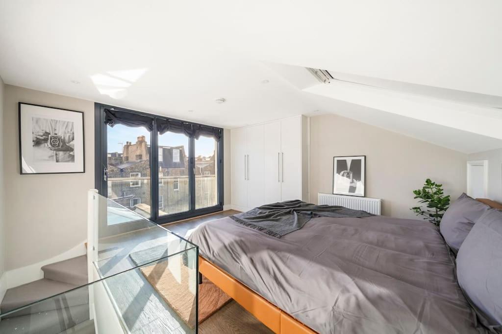 Central 4 Bedroom House with Garden in Battersea close to Chelsea view 2