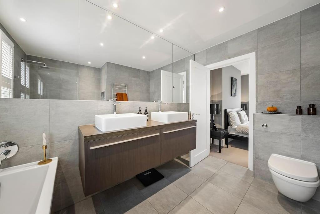 Central 4 Bedroom House with Garden in Battersea close to Chelsea view 3