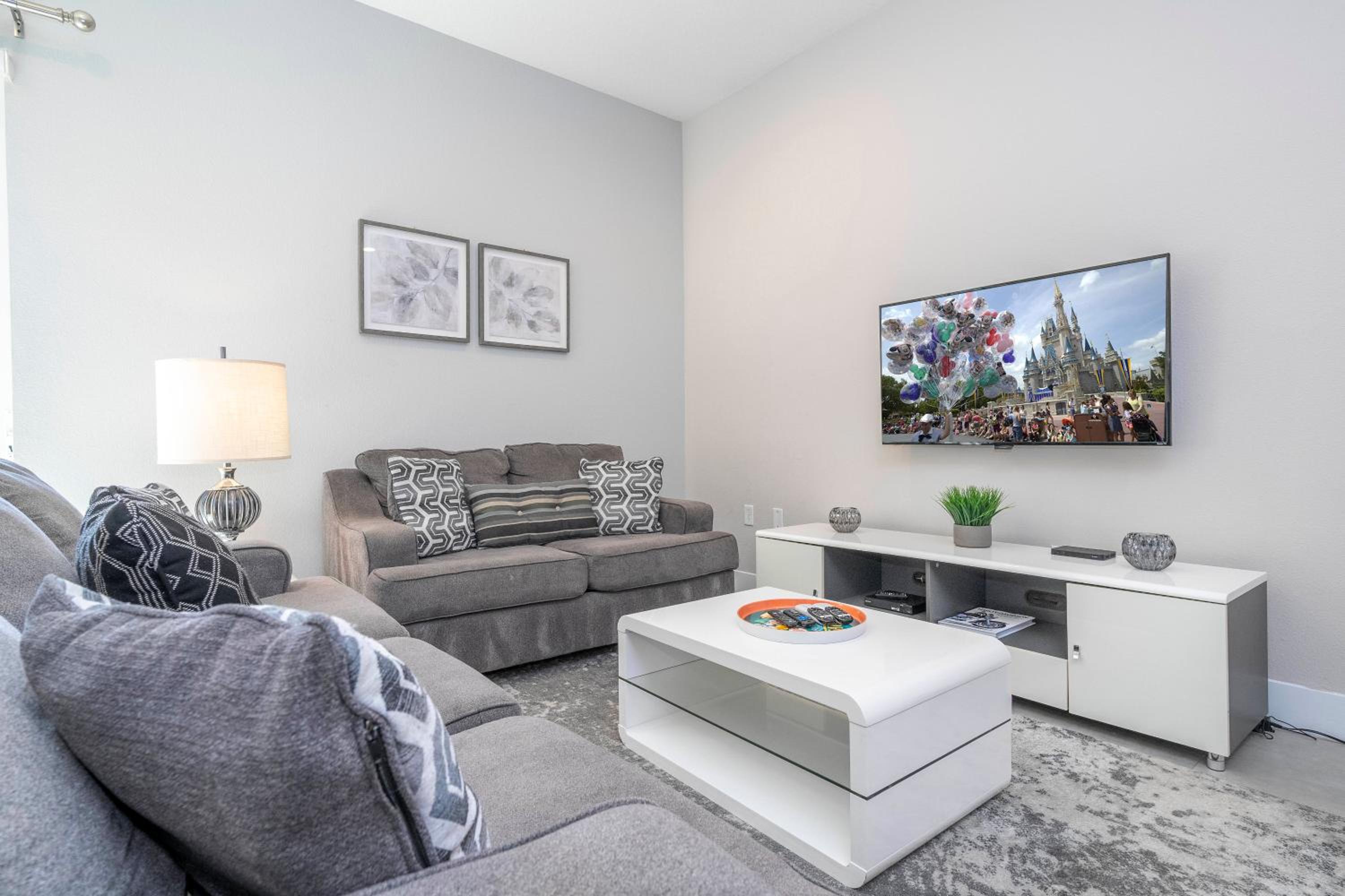 Awesome 4 Suites Villa 5 Min to Disney