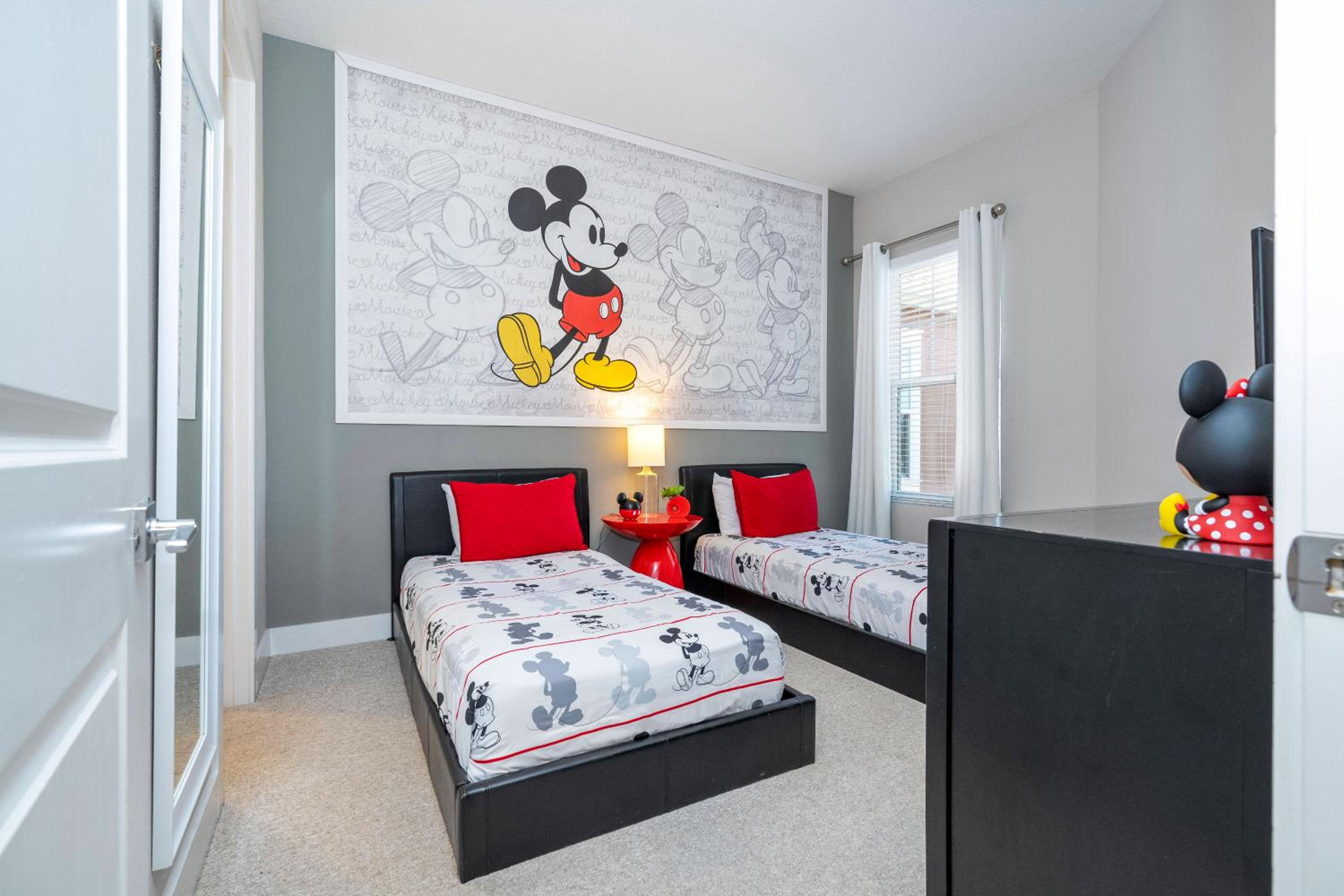 Awesome 4 Suites Villa 5 Min to Disney