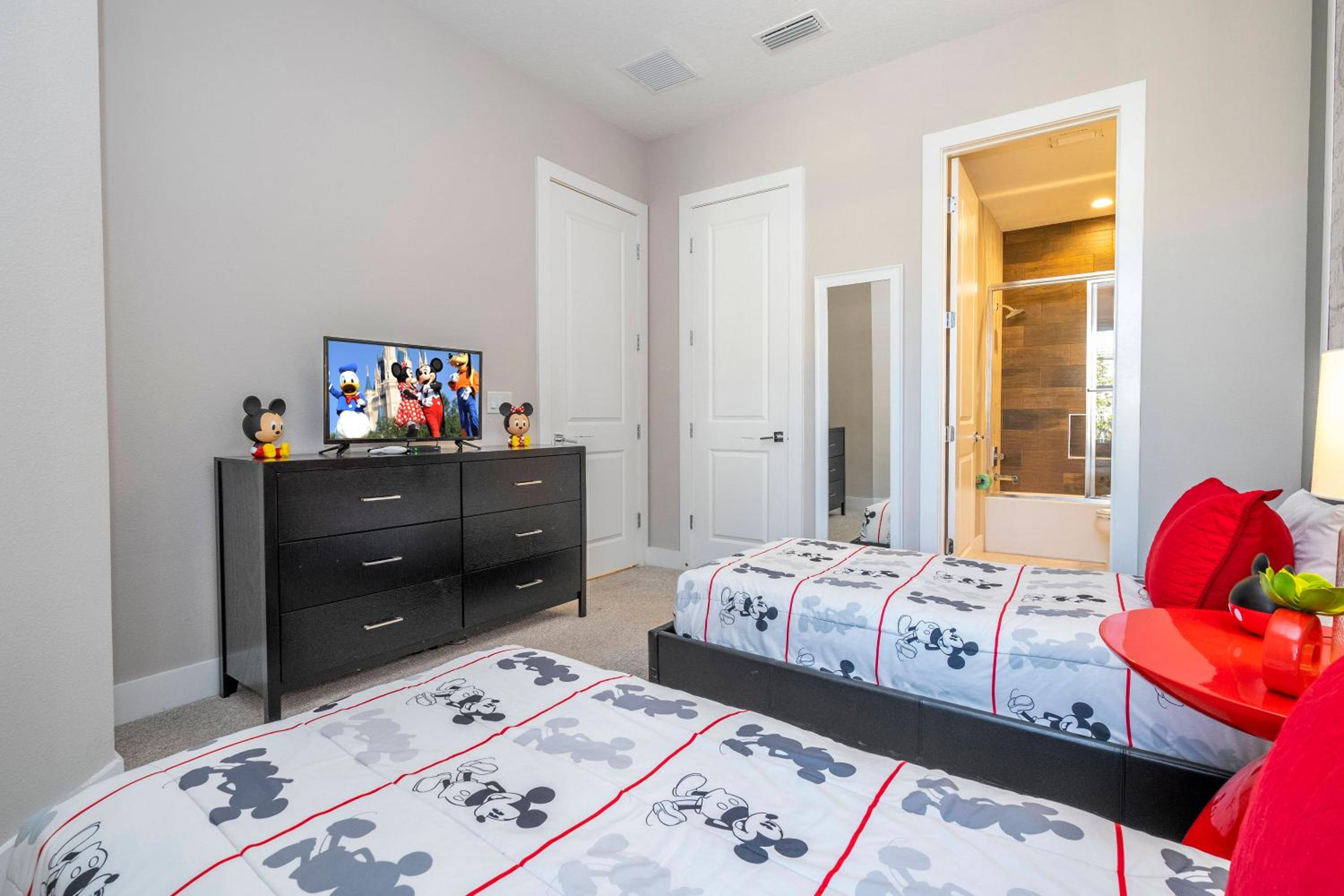 Awesome 4 Suites Villa 5 Min to Disney