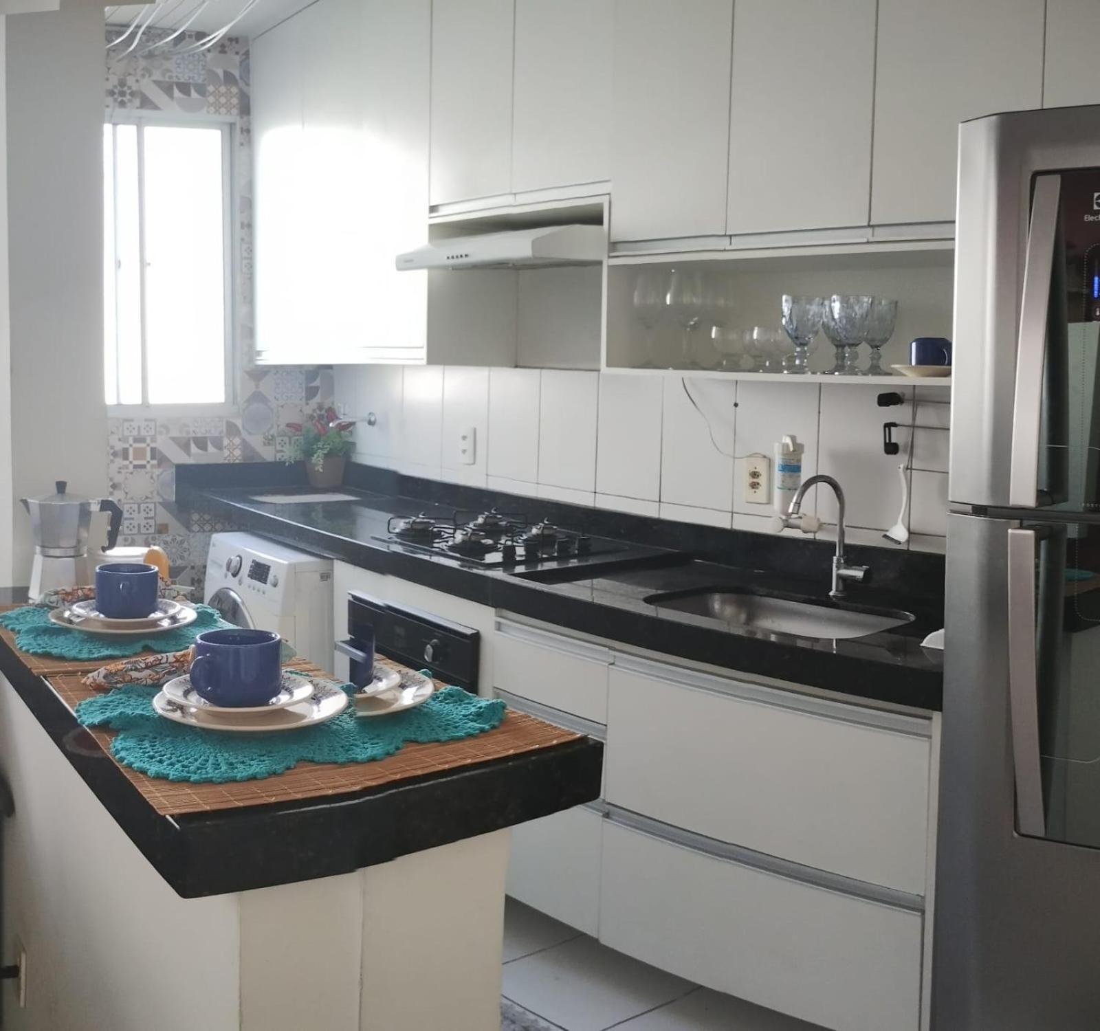 Apartamento com AR Condicionado splint, condomínio com piscina 2 Qts, próximo à praias e ao pavilhão de Carapina com portaria 24h
