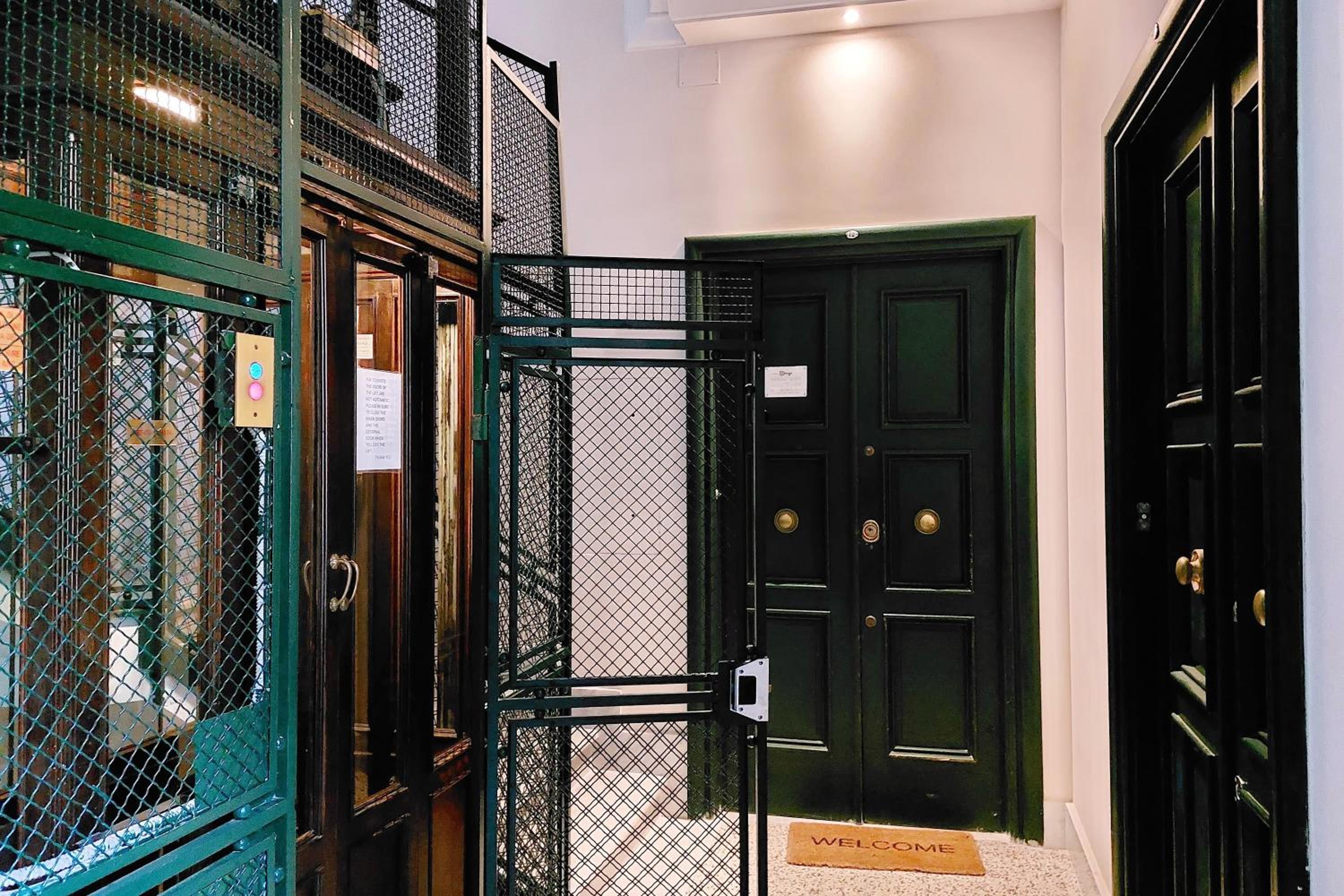 CASA GIULIANA - single level 3bdr 2bath, 2nd floor historic mansion with lift & doorman - Chic & family friendly with baby equipment - 600 meters from Vati