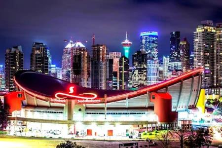 PRIME Downtown 34th FL - Near Stampede, Casino, Bars! FREE Banff Pass, Parking, Wine!