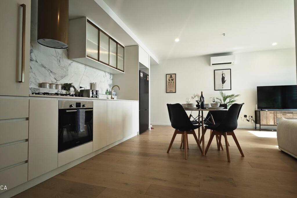 Heart of Boxhill near everything luxury apartment