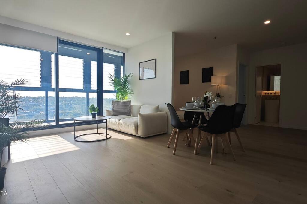 Heart of Boxhill near everything luxury apartment