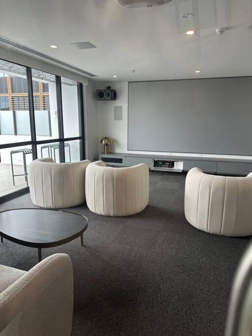 Heart of Boxhill near everything luxury apartment
