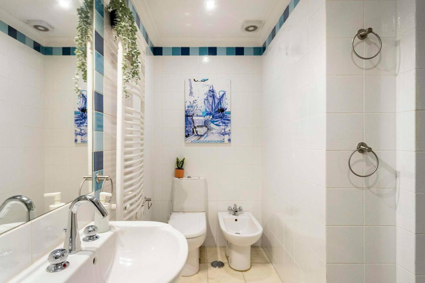 SALDANHA l Iconic Stay Climate Comfort 1 min to Metro, Near Coworks and Eduardo VII Park photo 3