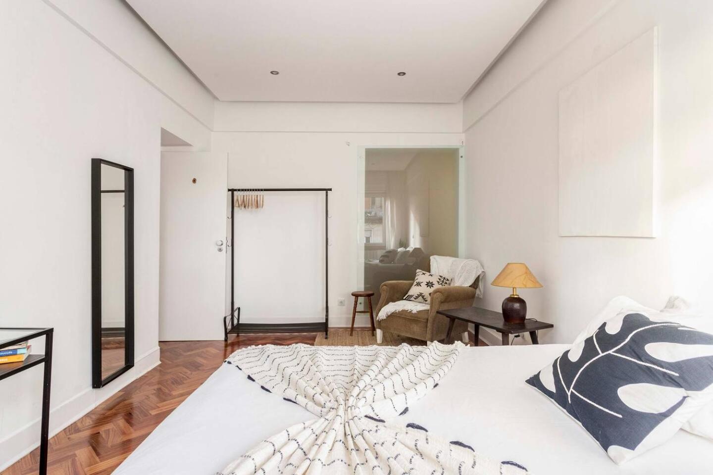SALDANHA l Iconic Stay Climate Comfort 1 min to Metro, Near Coworks and Eduardo VII Park
