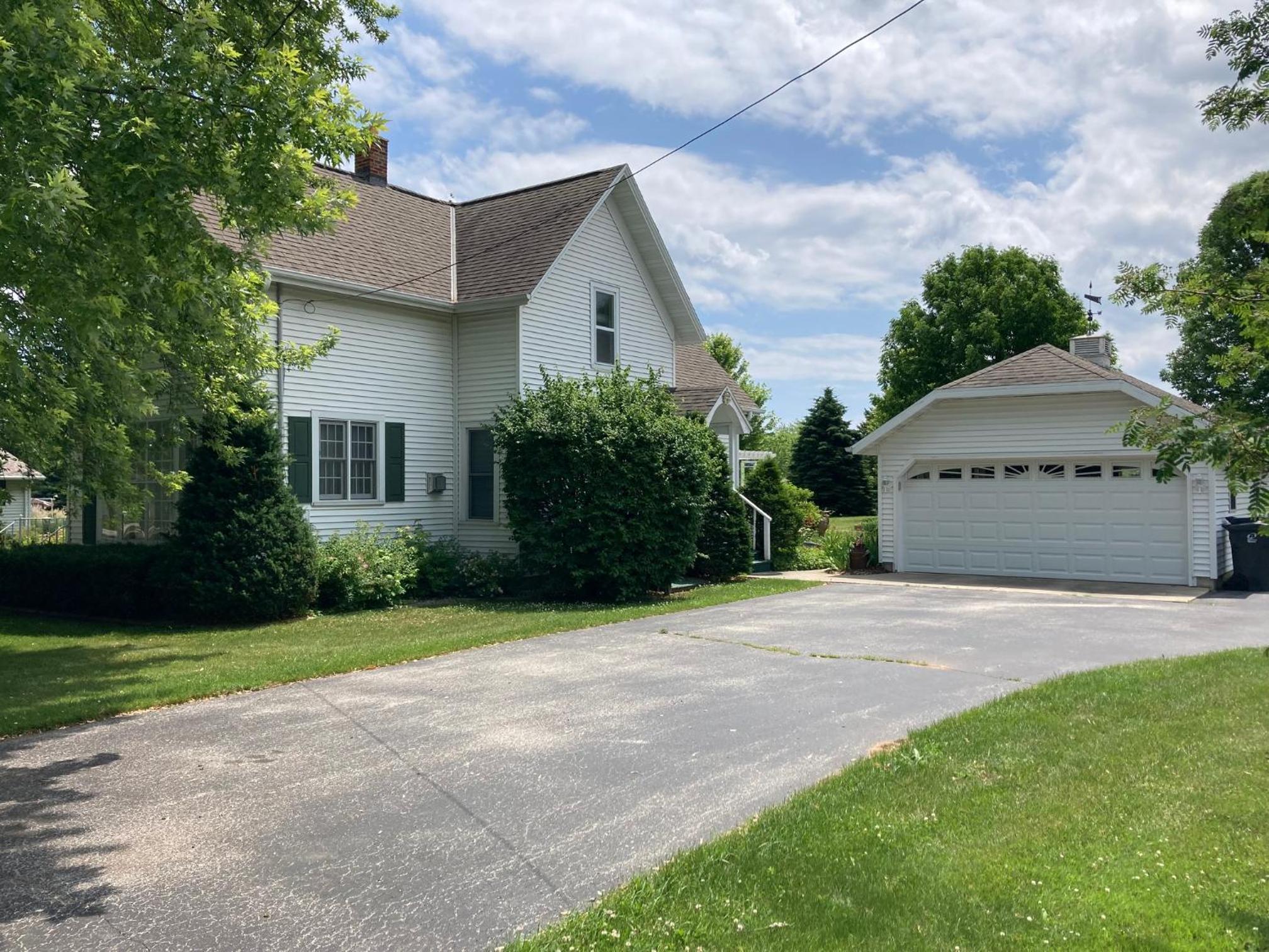 Cozy Algoma Retreat! Minutes to Beach and Downtown! view 4