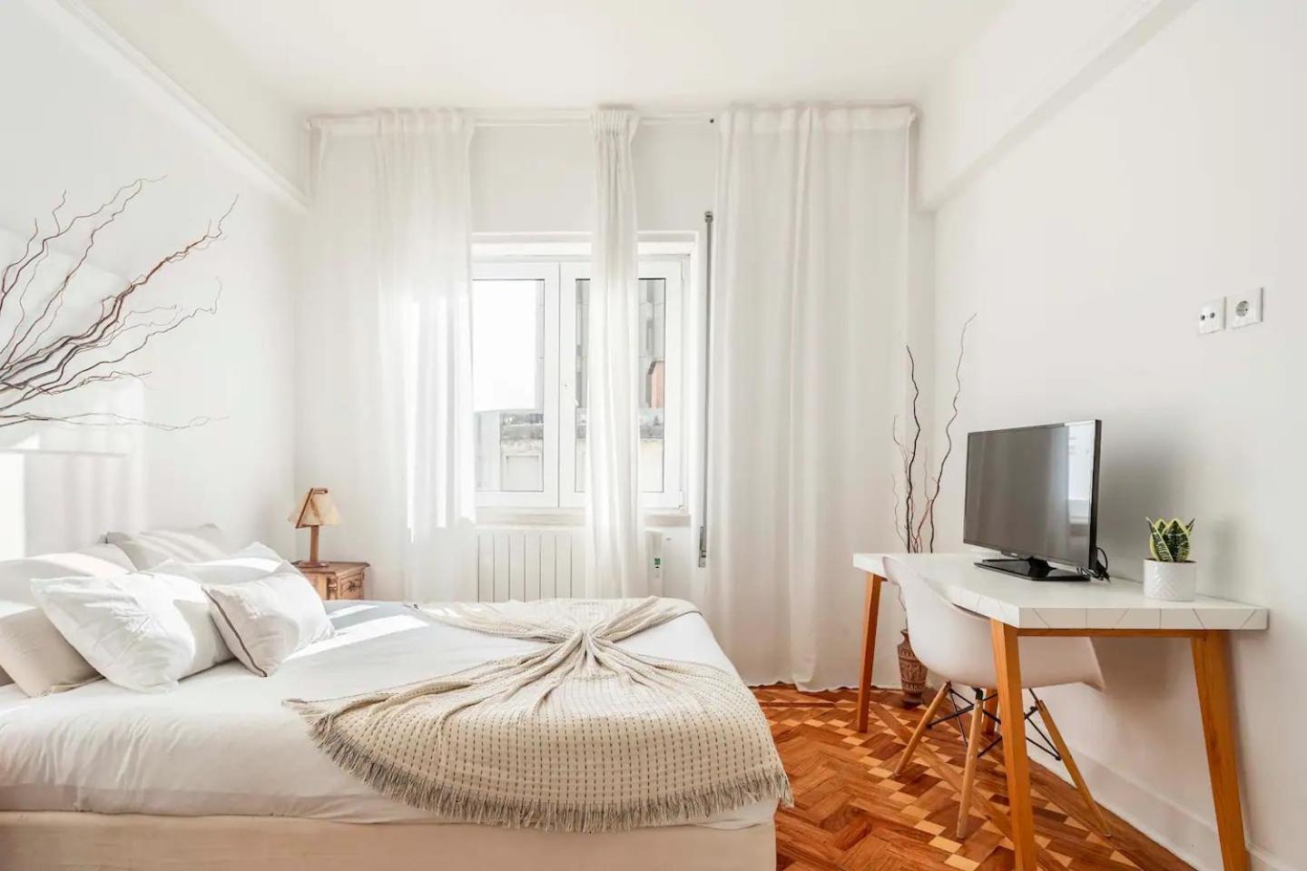 SALDANHA l Iconic Stay Climate Comfort 1 min to Metro, Near Coworks and Eduardo VII Park photo 5