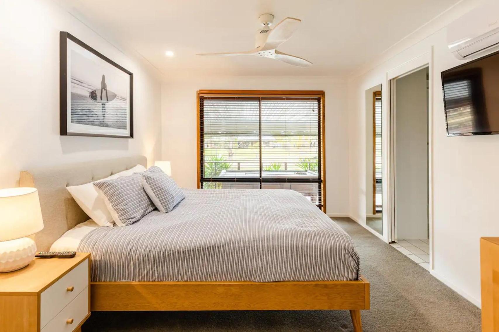 Reflections Broadbeach- Heated Pool! Complete Waterfront Entertainer with Huge Deck, Pool Table and Pontoon