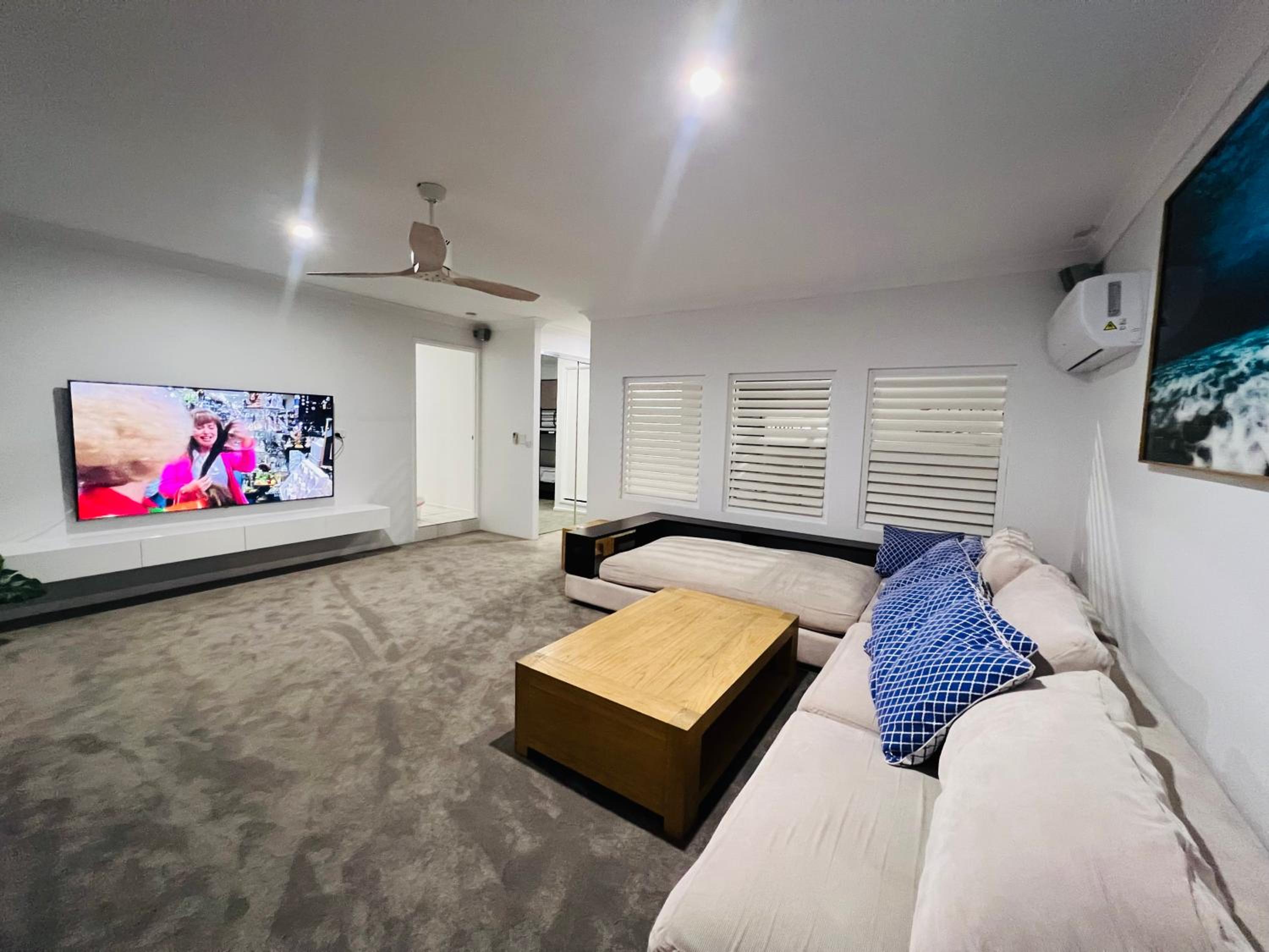 Reflections Broadbeach- Heated Pool! Complete Waterfront Entertainer with Huge Deck, Pool Table and Pontoon
