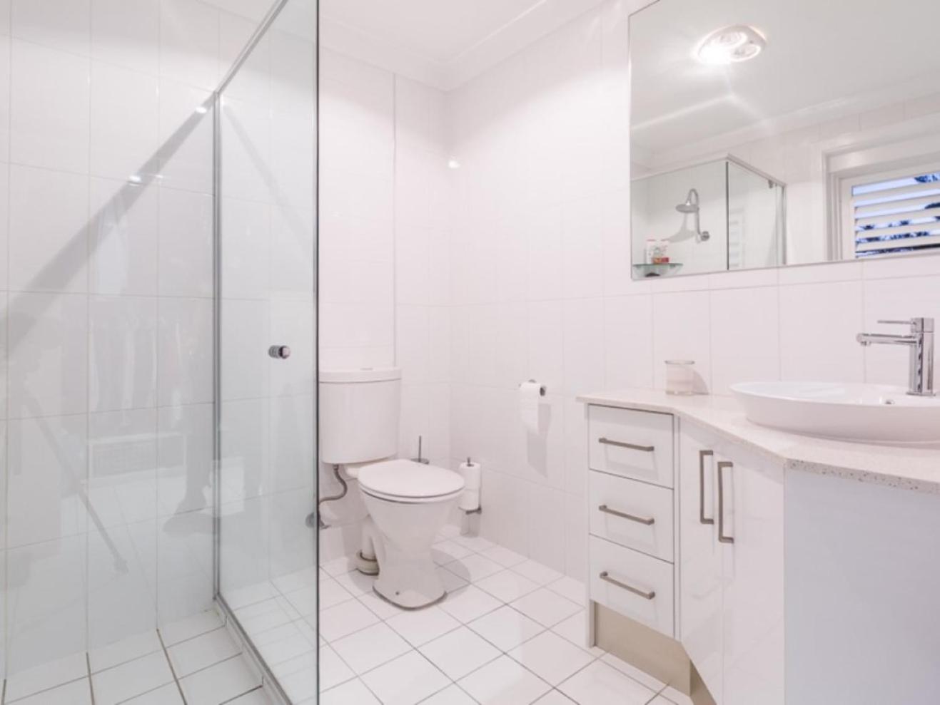 Reflections Broadbeach- Heated Pool! Complete Waterfront Entertainer with Huge Deck, Pool Table and Pontoon