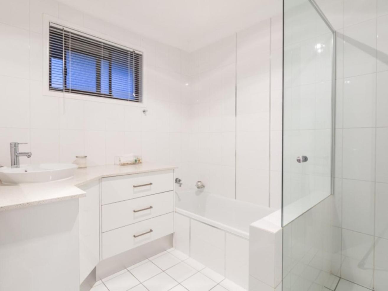 Reflections Broadbeach- Heated Pool! Complete Waterfront Entertainer with Huge Deck, Pool Table and Pontoon