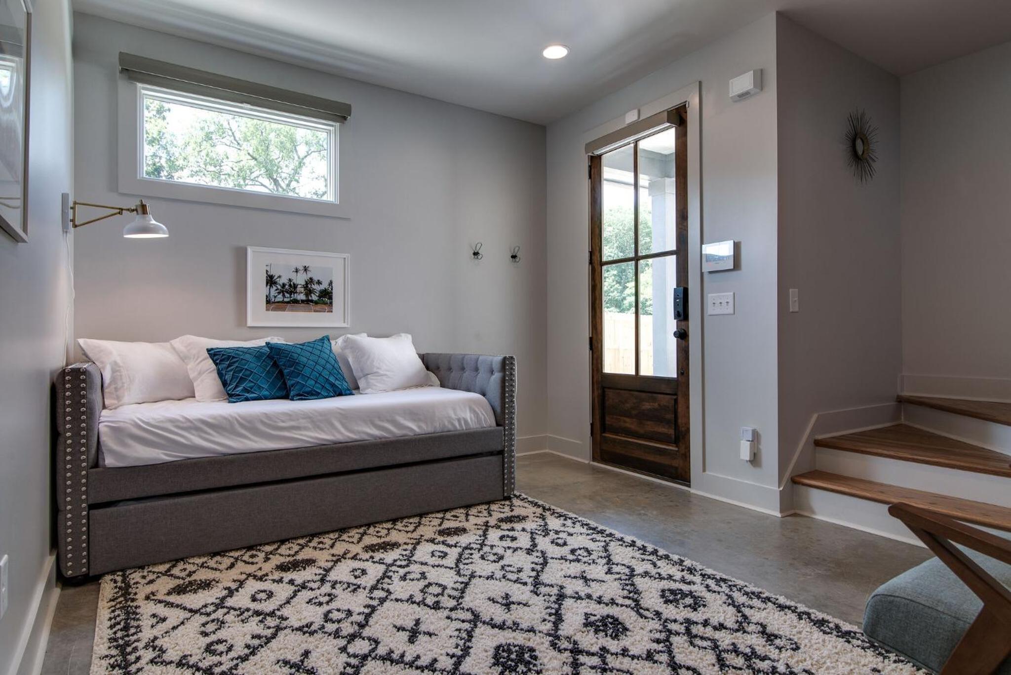 Modern East Nashville Gem, Walk to Local Favorites, Cozy Den, Workspace & Smart TVs, Fully Equipped Kitchen, Garage & Fast WiFi, Near Mas Tacos, Rosepepper view 3